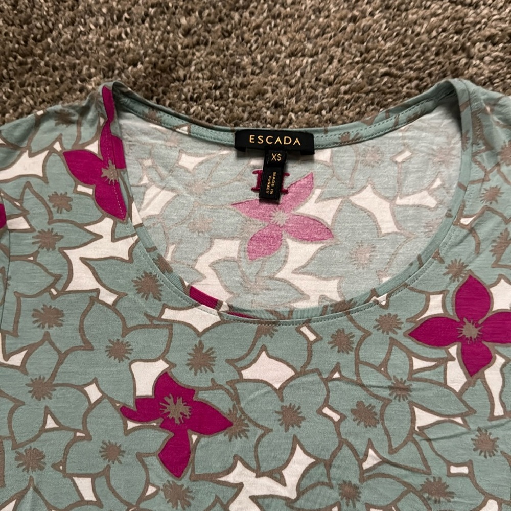 Escada tee
